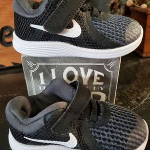 Size 4 toddler Nike shoes